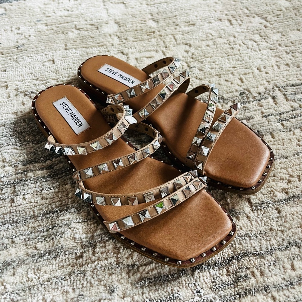 Steve Madden Studded Skylar Flat Sandals 8 brown/tan/silver studs